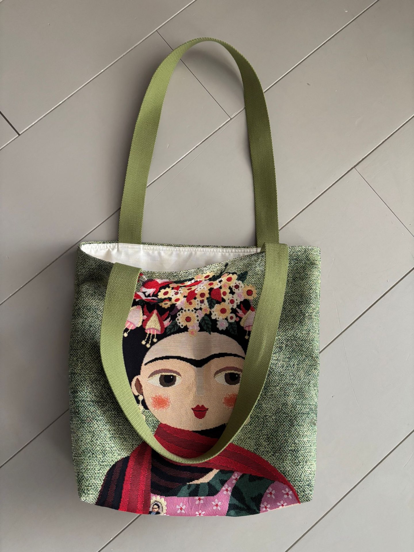 Handgemaakte tote tas met Frida Kahlo afbeelding op groene geweven stof